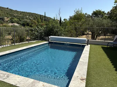 Piscine extérieure avec vue sur les collines
