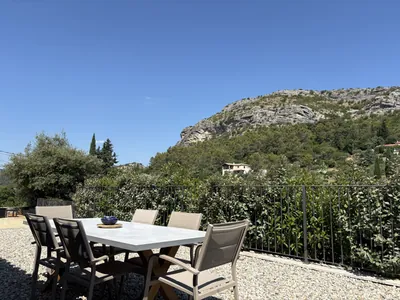Terrasse avec table à manger et vue sur Peyremale