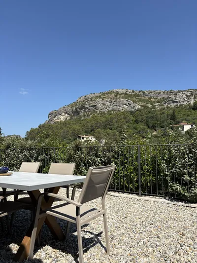 Salon de jardin sur la terrasse avec vue sur la montagne