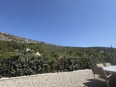Vue panoramique sur les collines depuis la terrasse
