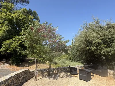 Jardin arboré avec espace détente